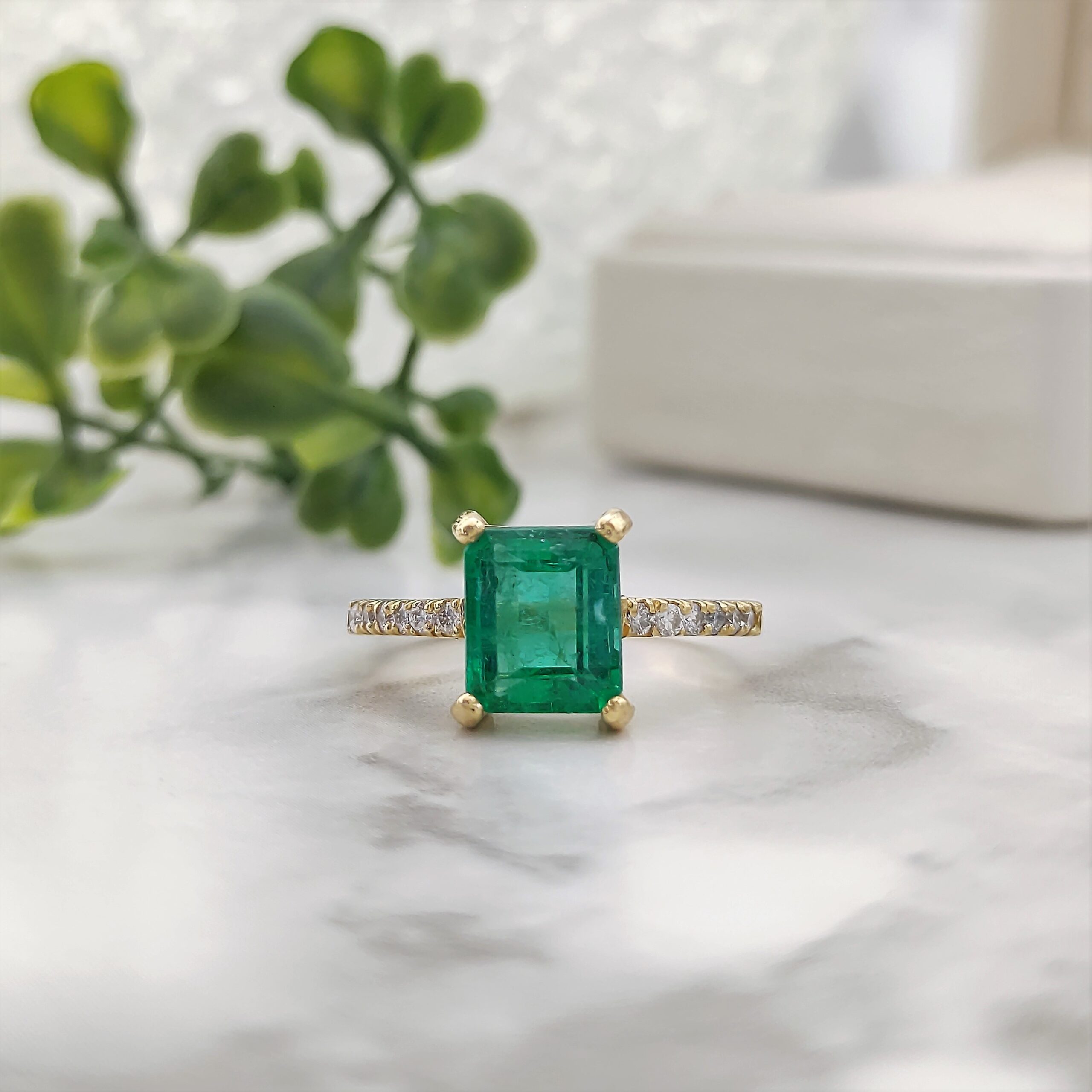 Anillo esmeralda cuadrada y diamantes Joyería