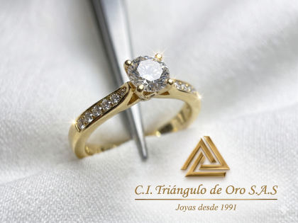 Anillo En Oro Amarillo 18K Con Diamantes