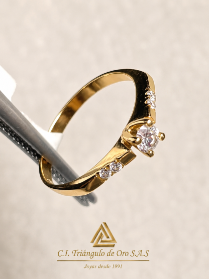 Anillo En Oro Amarillo 18K Con Diamantes