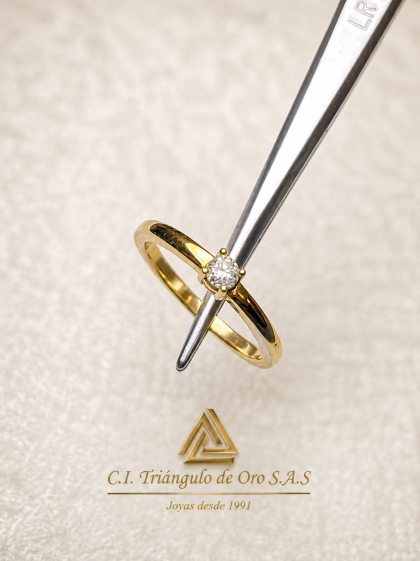 Anillo En Oro Amarillo 18K Con Diamante