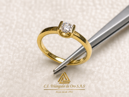 Anillo En Oro Amarillo 18K Con Diamante