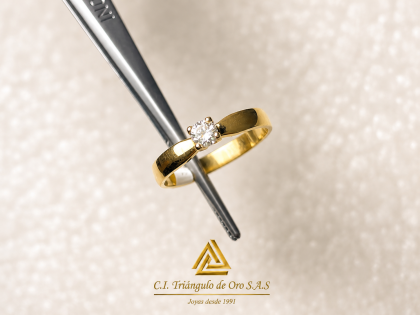 Anillo En Oro Amarillo 18K Con Diamante