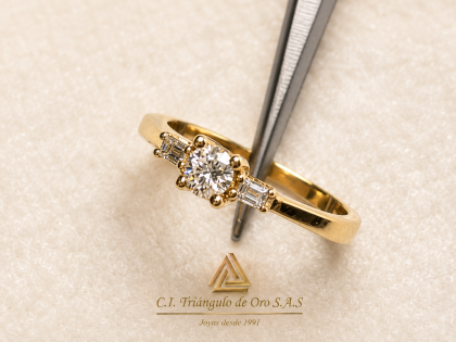 Anillo En Oro Amarillo 18K Con Diamantes
