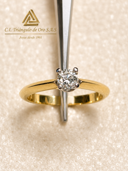 Anillo En Oro Amarillo Y Blanco 18K Con Diamante