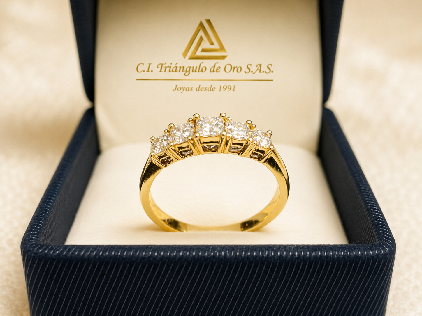 Anillo En Oro Amarillo 18K Con Diamantes