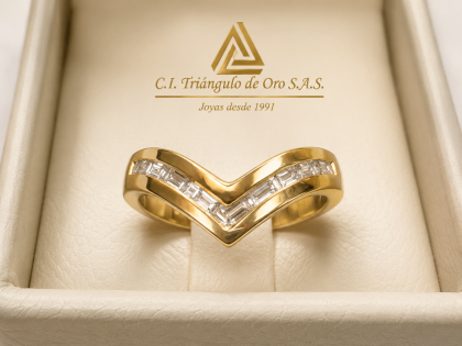 Anillo En Oro Amarillo 18K Con Diamantes