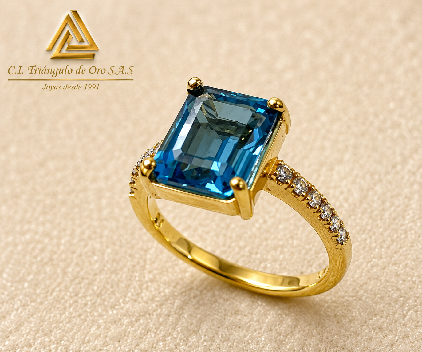 Anillo En Oro Amarillo 18K Con Topacio Azul y Diamantes