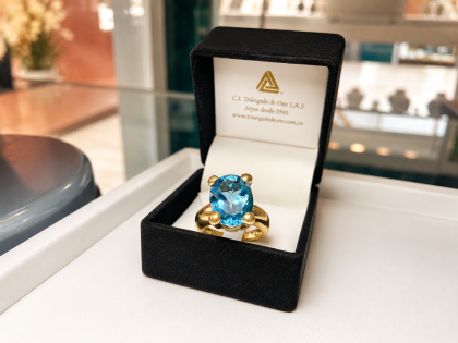 Anillo En Oro Amarillo 18K Con Topacio Azul