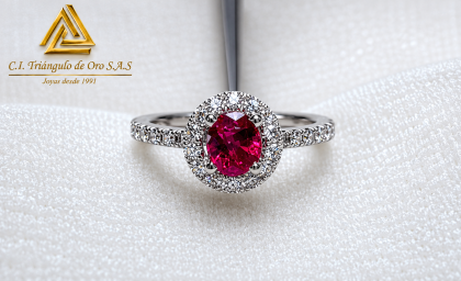 Anillo En Oro Blanco 18K Con Rubi y Diamantes