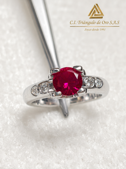 Anillo En Oro Blanco 18K Con Rubi y Diamantes