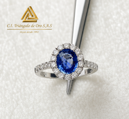 Anillo En Oro Blanco 18K Con Zafiro y Diamantes