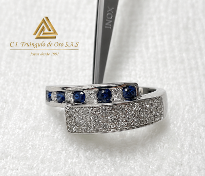 Anillo En Oro Blanco 18K Con Zafiros y Diamantes