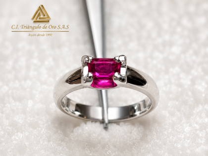 Anillo En Oro Blanco 18K Con Rubi