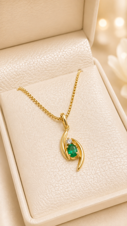 Dije en oro amarillo 18K con Esmeralda y Diamante