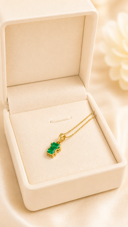 Dije en oro amarillo 18K con Esmeralda