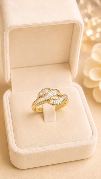 Anillo en oro amarillo 18K con Diamantes