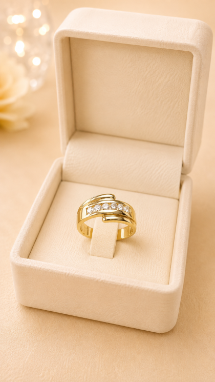Anillo en oro amarillo 18K con Diamantes