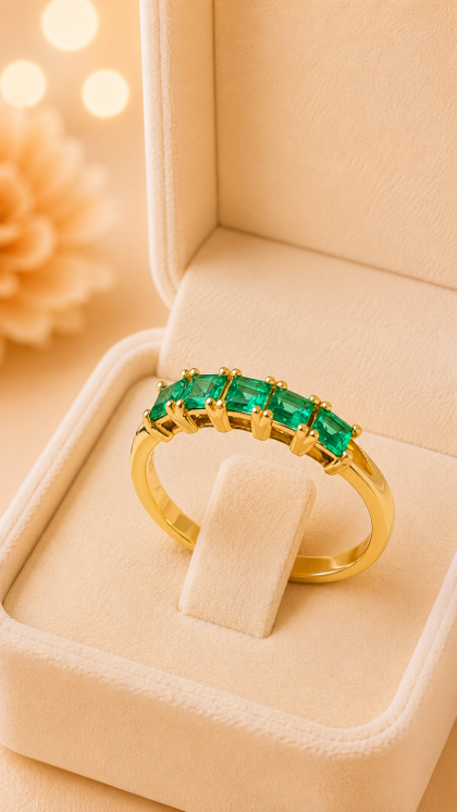 Anillo en oro amarillo 18K con Esmeraldas