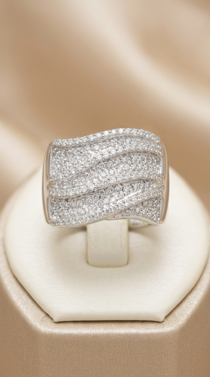 Anillo en oro blanco 18K con Diamantes Negros