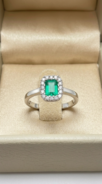Anillo en oro blanco 18K con Esmeralda y Diamantes