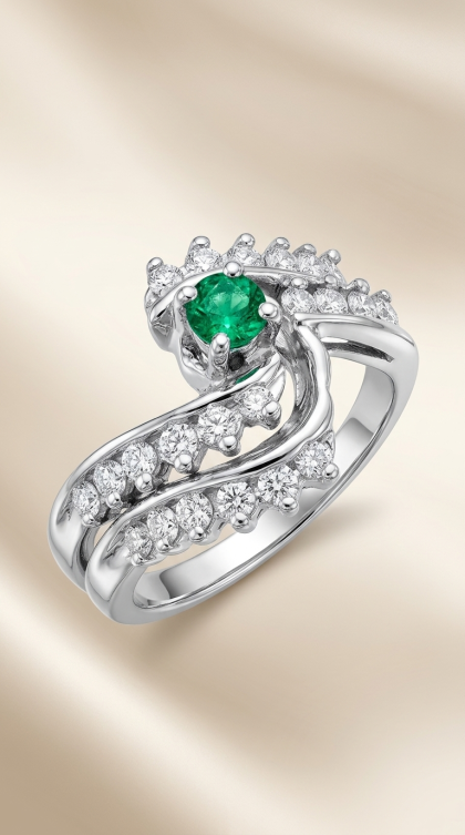 Anillo en oro blanco 18K con Esmeralda y Diamante