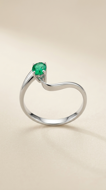 Anillo en oro blanco 18K con Esmeralda