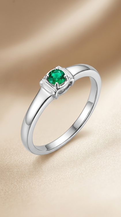 Anillo en oro blanco 18K con Esmeralda