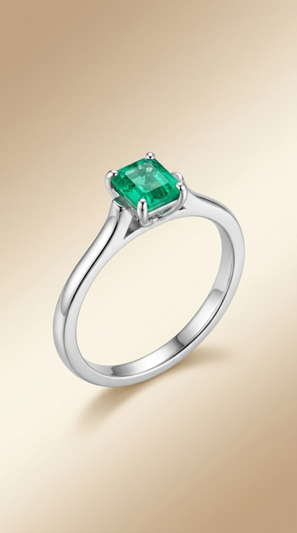Anillo en oro blanco 18K con Esmeralda