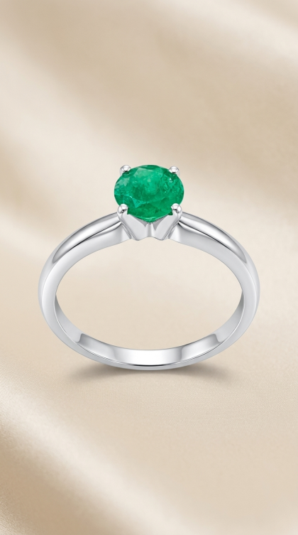 Anillo en oro blanco 18K con Esmeralda