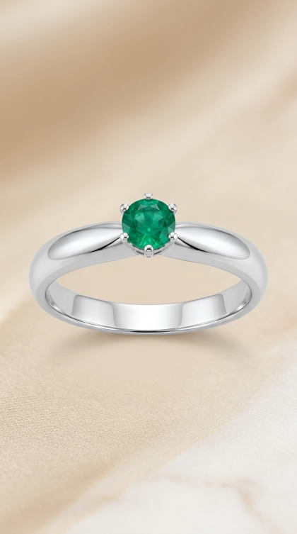 Anillo en oro blanco 18K con Esmeralda