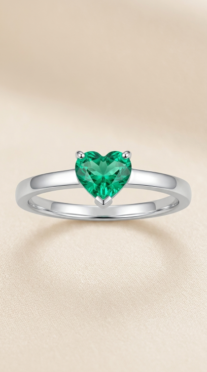 Anillo en oro blanco 18K con Esmeralda