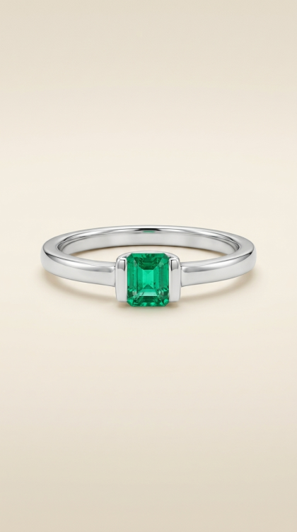 Anillo en oro blanco 18K con Esmeralda