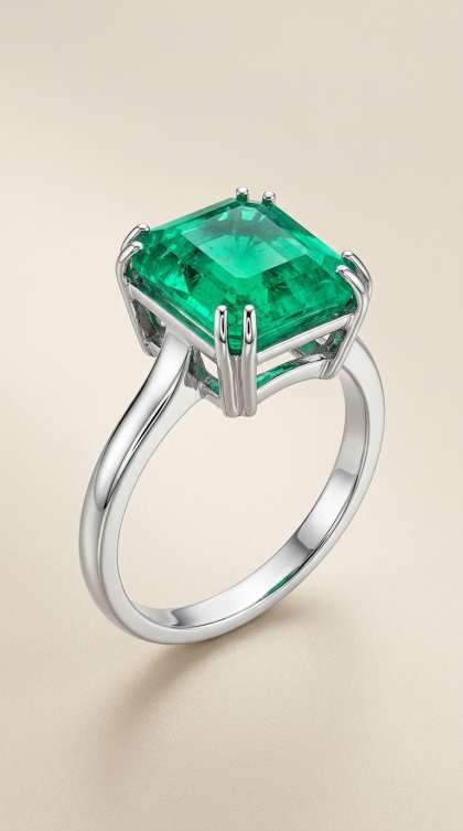 Anillo en oro blanco 18K con Esmeralda