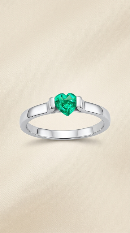 Anillo en oro blanco 18K con Esmeralda