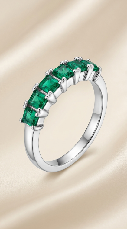 Anillo en oro blanco 18K con Esmeraldas