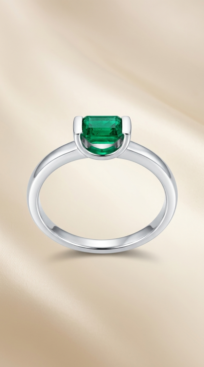 Anillo en oro blanco 18K con Esmeralda