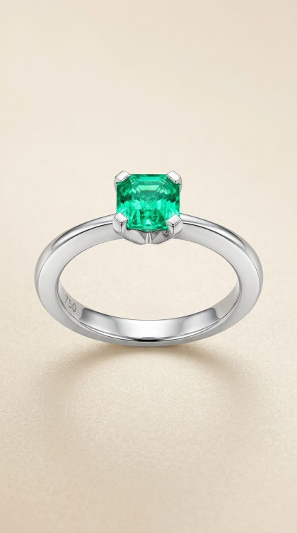Anillo en oro blanco 18K con Esmeralda