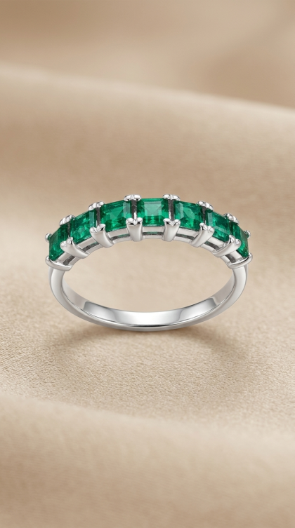 Anillo en oro blanco 18K con Esmeraldas