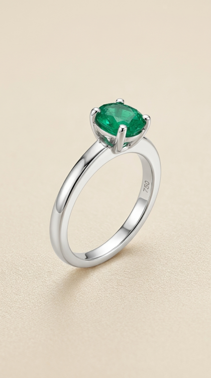Anillo en oro blanco 18K con Esmeralda