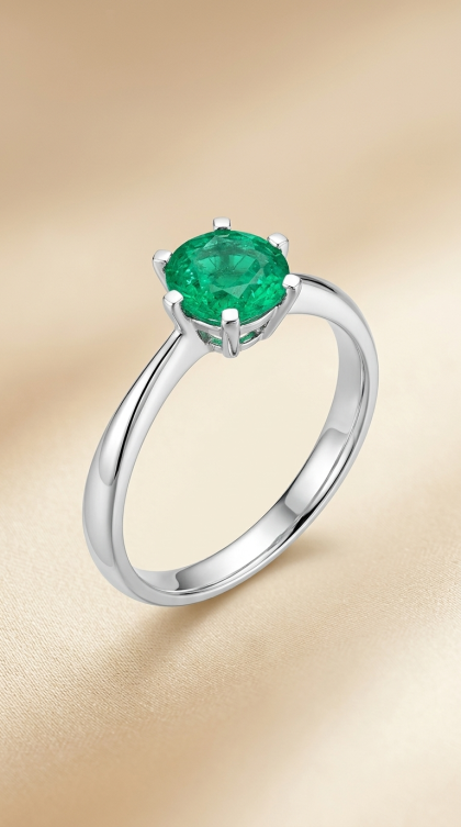 Anillo en oro blanco 18K con Esmeralda