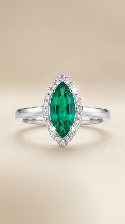 Anillo en oro blanco 18K con Esmeralda y Diamantes