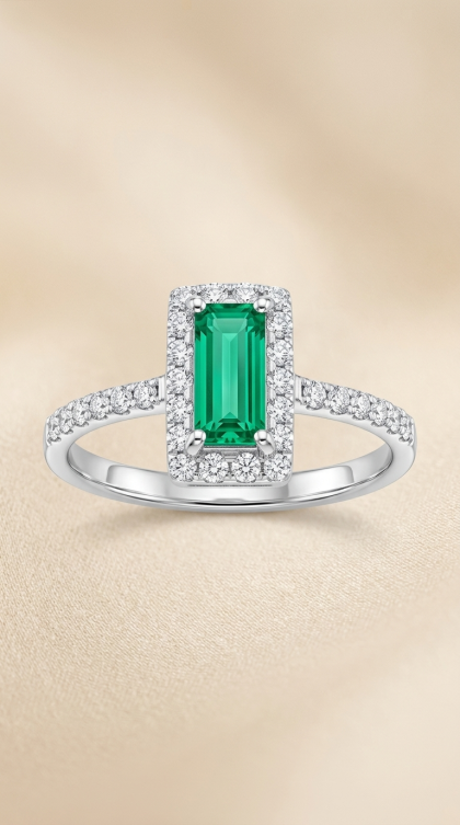 Anillo en oro blanco 18K con Esmeralda y Diamantes