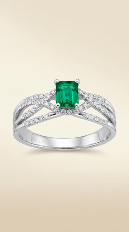 Anillo en oro blanco 18K con Esmeralda y Diamantes