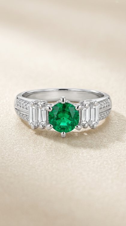 Anillo en oro blanco 18K con Esmeralda y Diamantes
