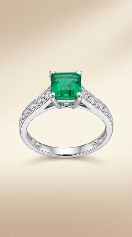 Anillo en oro blanco 18K con Esmeralda y Diamantes