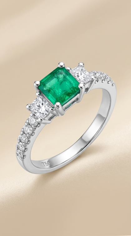 Anillo en oro blanco 18K con Esmeralda y Diamante