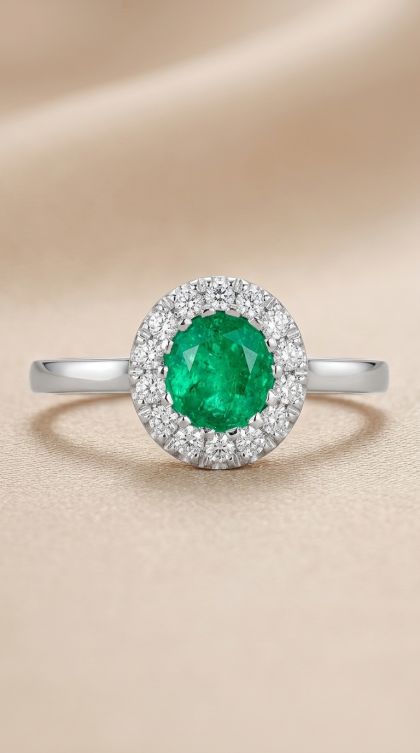 Anillo en oro blanco 18K con Esmeralda y Diamantes