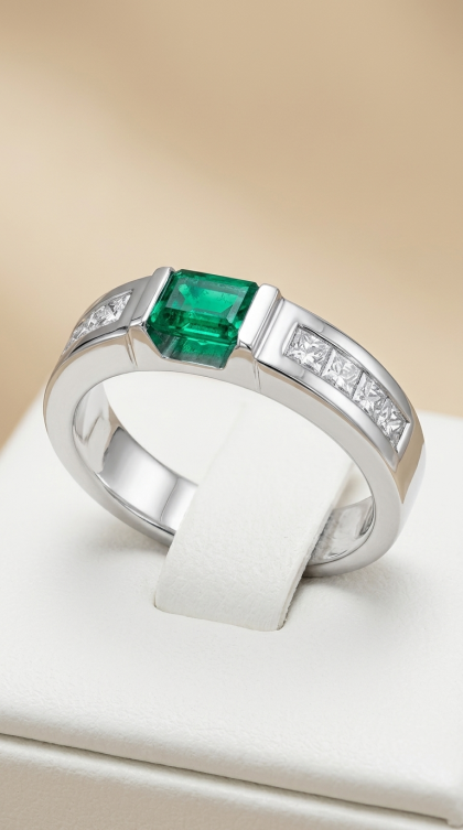 Anillo en oro blanco 18K con Esmeralda y Diamantes