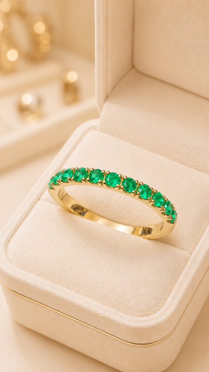 Anillo en oro amarillo 18K con Esmeralda