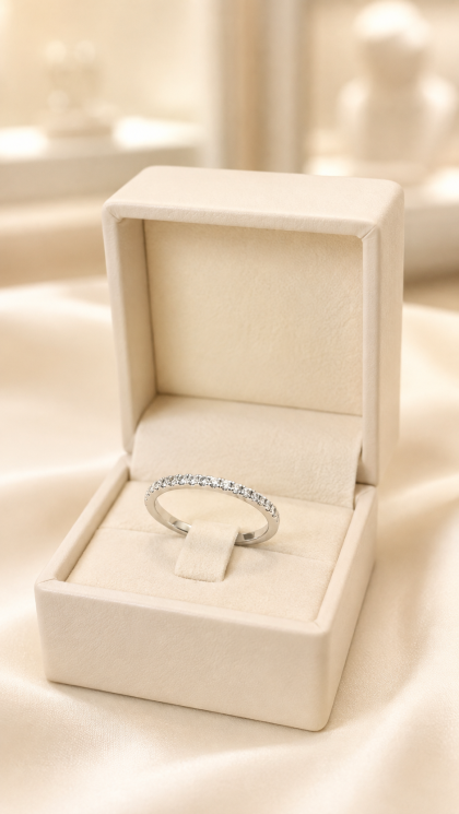 Argolla en oro blanco 18K con Diamante